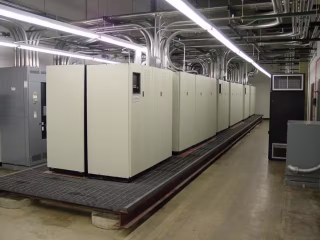 أنظمة الطاقة غير المنقطعة UPS لمراكز البيانات والمنشآت الحيوية