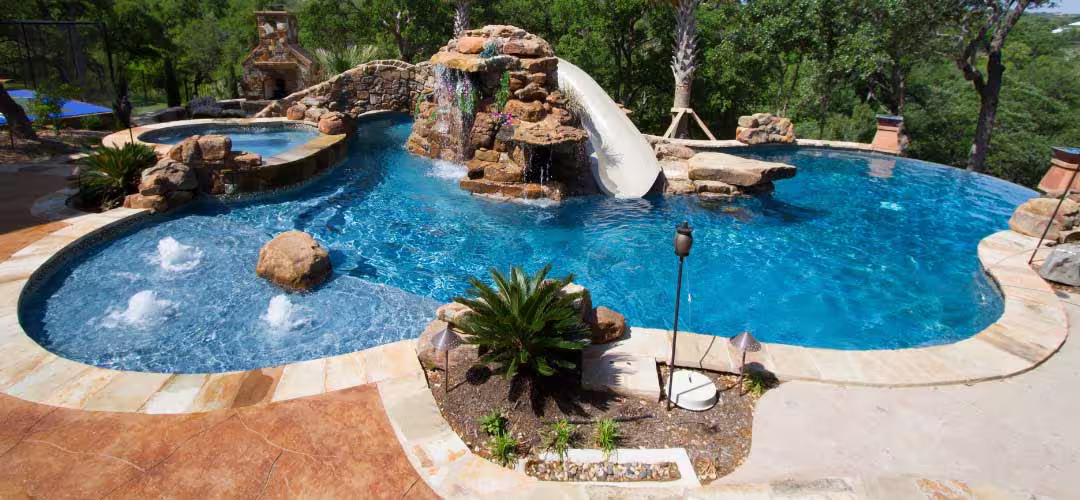 Swimming pool and fountain equipped with water-circulation and filtration systems